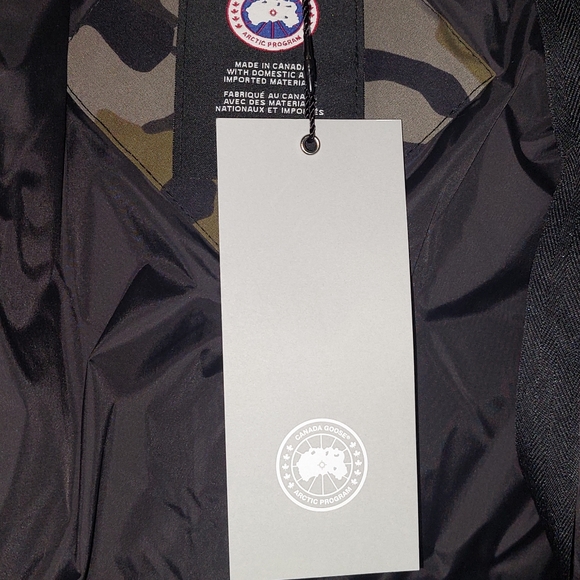 I am selling a Canada Goose military style jacket, it is size M, it is new - Picture 6 of 7